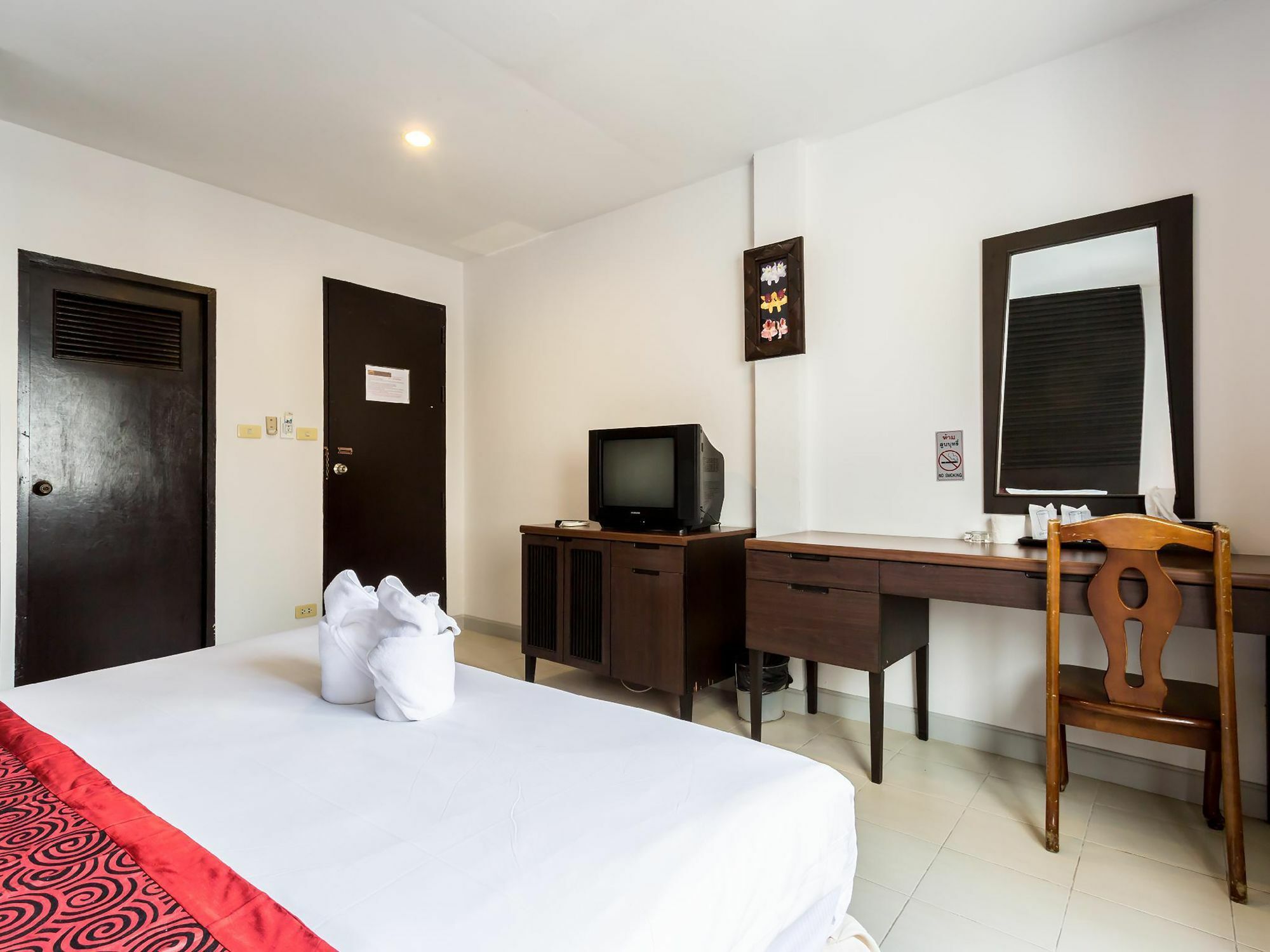 Sino House Patong Hotell Exteriör bild
