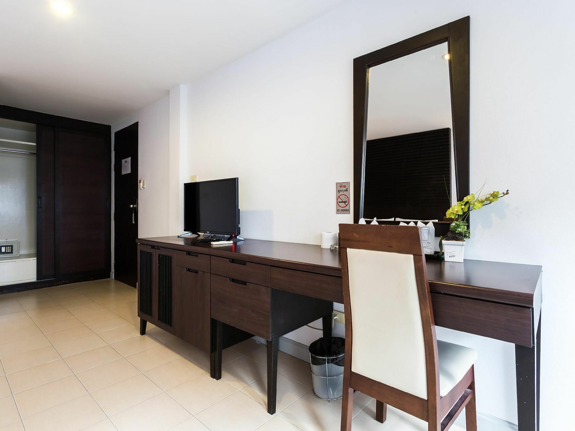 Sino House Patong Hotell Exteriör bild
